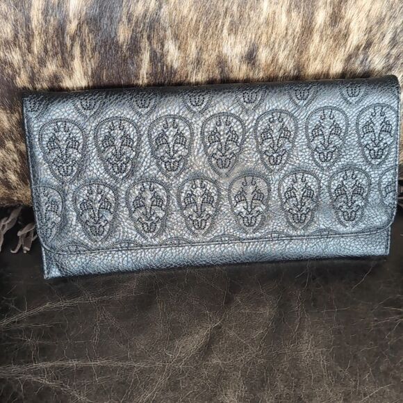 Black Clutch With Pseudo Skull Design 💀 Super Slim /Crossbody- Removable Chain - Picture 2 of 16